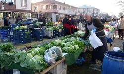 Erzincan’da pazar esnafı vatandaşı tezgâhlarına bekliyor