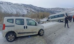 Erzincan - Sivas karayolunda minibüs ile otomobil çarpıştı: 1’i ağır 26 yaralı var