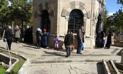 Vatandaşlar, İliç’te toprak altında kalan işçiler için Terzibaba türbesinde dua ettiler