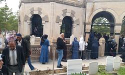 Erzincan’da Bayram öncesi Terzibaba Türbesi doldu taştı