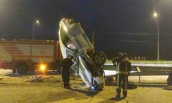 İnanılmaz kaza: Bariyerlere çarpan otomobil dik durdu!
