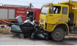 Balıkesir’deki kazayı  görenleri dehşete düşürdü :Otomobil kamyonun altına girdi