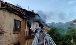 Çıkan ev yangınında iki kişi dumandan etkilendi