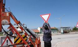 Erzincan zabıtasından Trafik İşaret Levhalarına bakım ve onarım