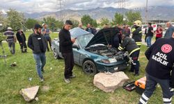 Erzincan’da trafik kazası: Otomobil hurdaya döndü!