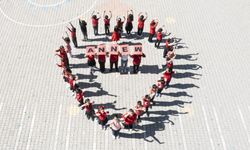 Kalp koreografisi yapan öğrenciler Anneler Günü'nü kutladı
