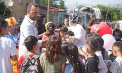 Gönüllü gençlerden köy okulu öğrencilerine neşeli ziyaret