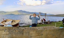 Türkiye'nin en yüksek rakımlı gölü turistlerin gözdesi oldu
