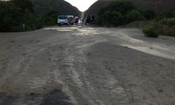 Erzincan-Kemah yolunda heyelan yol kapandı onlarca araç mahsur kaldı