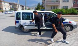 Erzincan zabıtasından  sınava geç kalan öğrencilere destek