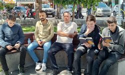 Erzincan’da öğrenciler parklarda büyüklere kitap okudular