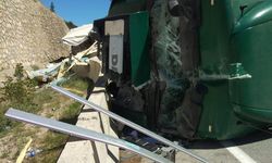 Erzincan’da cam yüklü tır feci kaza yaptı