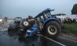 Traktör ve otomobil çarpıştı: 4 yaralı