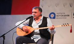 Türk halk müziğinin güçlü sesi Erdal Erzincan türkülerini seslendiriyor