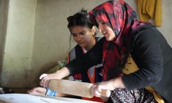 Erzincan'da kadınlar tandır ekmeği pişirme geleneğini yaşatıyor