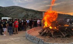 Erzincan’da dev kamp ateşi! Vali yanma tehlikesi atlattı