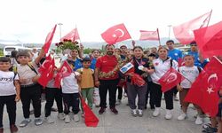Erzincan’da şampiyon güreşçilere coşkulu karşılama