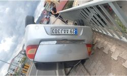 Kelkit-Erzincan karayolunda araç takla atarak kadın ve çocuğa çarptı