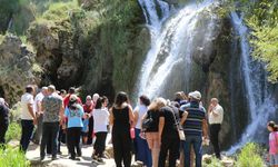 Erzincan’da aşırı sıcaktan bunalan çareyi Girlevik Şelalesinde buldu