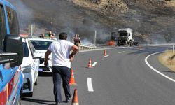 Erzincan’da seyir halindeki tır alev alev yandı