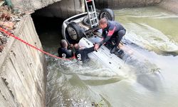 Erzincan yolunda otomobil su kanalına uçtu: 2 ölü, 1yaralı