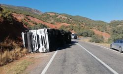 Tunceli- Erzincan yolunda tır devrildi: 1 yaralı