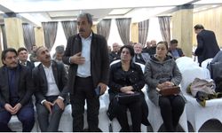 Erzincan Muhtarlar Derneğinin Genel Kurulunda Çiçek Takdimi Tartışması