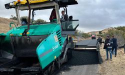 Kaymakam finişere binip köy yoluna asfalt serdi