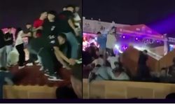 Konser izlemek için üzerine çıktıkları stant çöktü