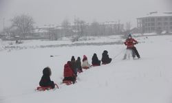 Erzincan'da çocukların kros motorlu kar keyfi