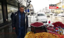 Erzincan’da kara rağmen tezgahının başında