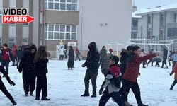 Erzincan'da kar yağışı çocuklara neşe, ekipler için mesai başlattı