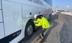 Erzincan'da Jandarma kış lastiği denetimlerini sürdürüyor....