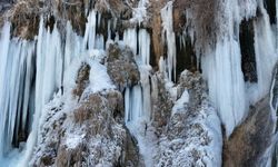 Erzincan’da 2 metrelik buz sarkıtlarından ilginç görüntüler