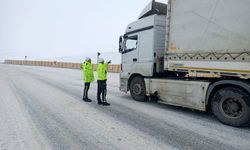 Erzincan polisinden yolda kalanlara yardım eli