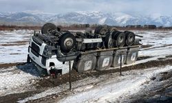 Erzincan’da süt tankeri devrildi