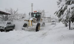 Erzincan'ın ilçesine 70 cm kar yağdı, belediye aralıksız çalışıyor...