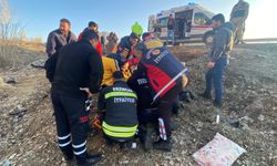 Erzincan'da takla atan araçta sıkışanları itfaiye kurtardı...