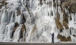 Tunceli-Erzincan karayolunda "Ağlayan Kayalar" dikkat çekiyor