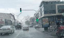 Erzincan’da aşırı yağış caddeler göle döndü
