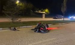 Erzincan’da gece yarısı feci kaza! Motosiklet orta refüje çarptı