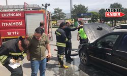Erzincan’da hareket halindeki araç duman aldı
