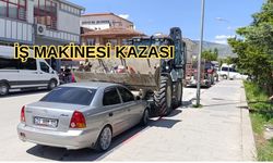 Erzincan’da iş makinesi kazası: Otomobil hasar aldı