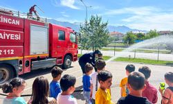 İtfaiyeciler öğrencilere mesleklerini tanıttı