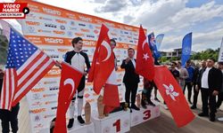 Dünya Şampiyonasında gurur anı: Erzincan Valisi'nden sporculara Türk Bayrağı