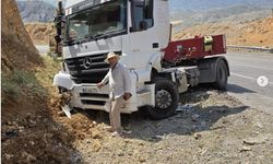 Erzincan’da tır kayalıklara Çarptı: İş makinası yola savruldu!