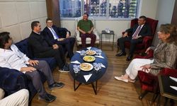 Özgür Özel ve Mustafa Sarıgül Murat Emir'i tedavi gördüğü hastanede ziyaret etti