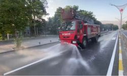 Erzincan caddeleri itfaiyenin tazyikli suyu ile yeniden parlıyor!