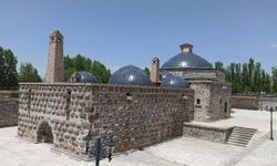 Erzincan'da 477 yıldır zamana tanıklık ediyor...