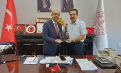 Erzincan'da öğretmenden müdüre şiir armağanı